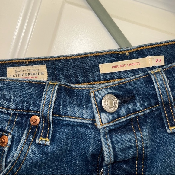 Levi’s Ribcage Shorts - Picture 3 of 3